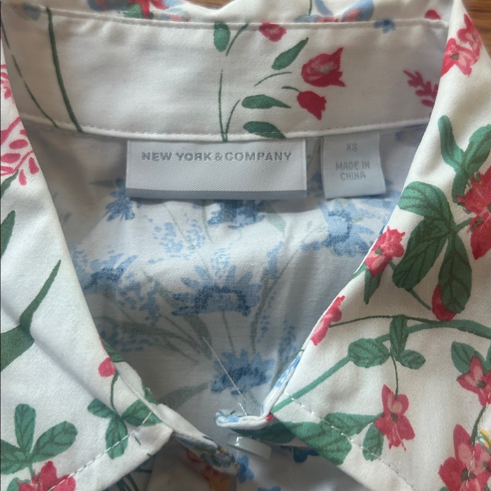 New York and Company Floral Top Size XS - Picture 3 of 9